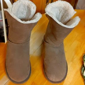Bearpaw chestnut colored, furlined, suede boots.